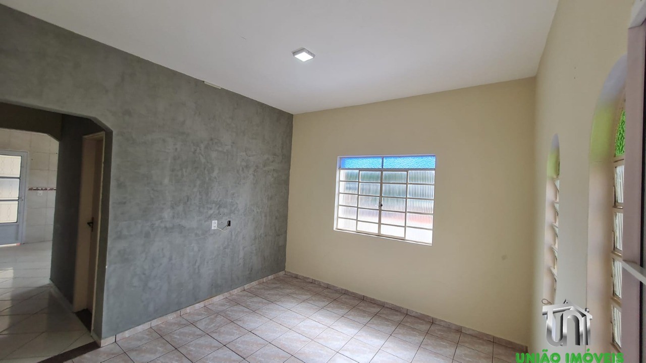 Imóvel de alto padrão à venda em localização privilegiada: Casa com 3 quartos, 1 sala, 1 banheiro, 3 vagas de garagem.