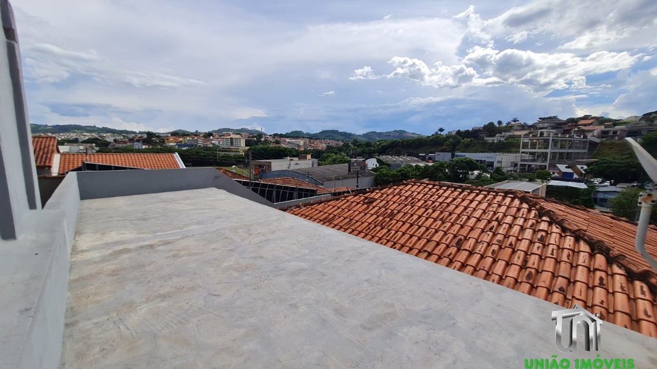 Imóvel de alto padrão à venda em localização privilegiada: Casa com 3 quartos, 1 sala, 1 banheiro, 3 vagas de garagem.