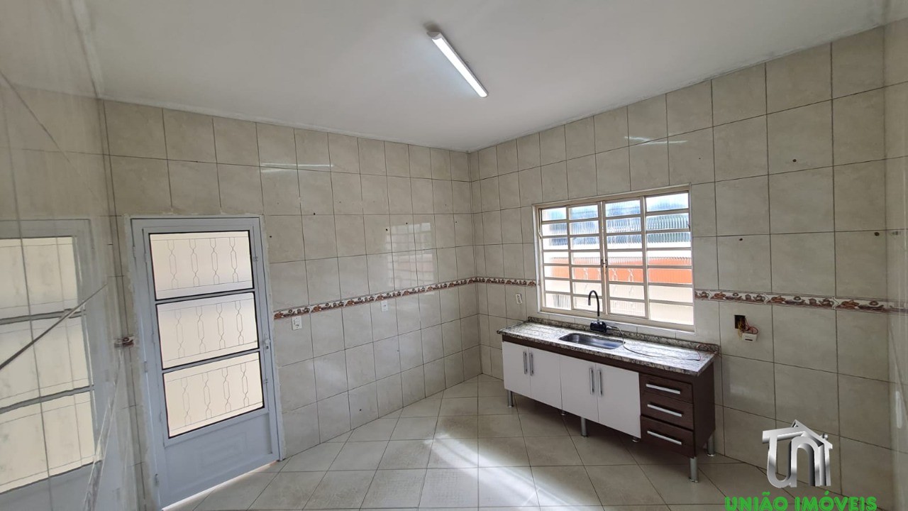 Imóvel de alto padrão à venda em localização privilegiada: Casa com 3 quartos, 1 sala, 1 banheiro, 3 vagas de garagem.