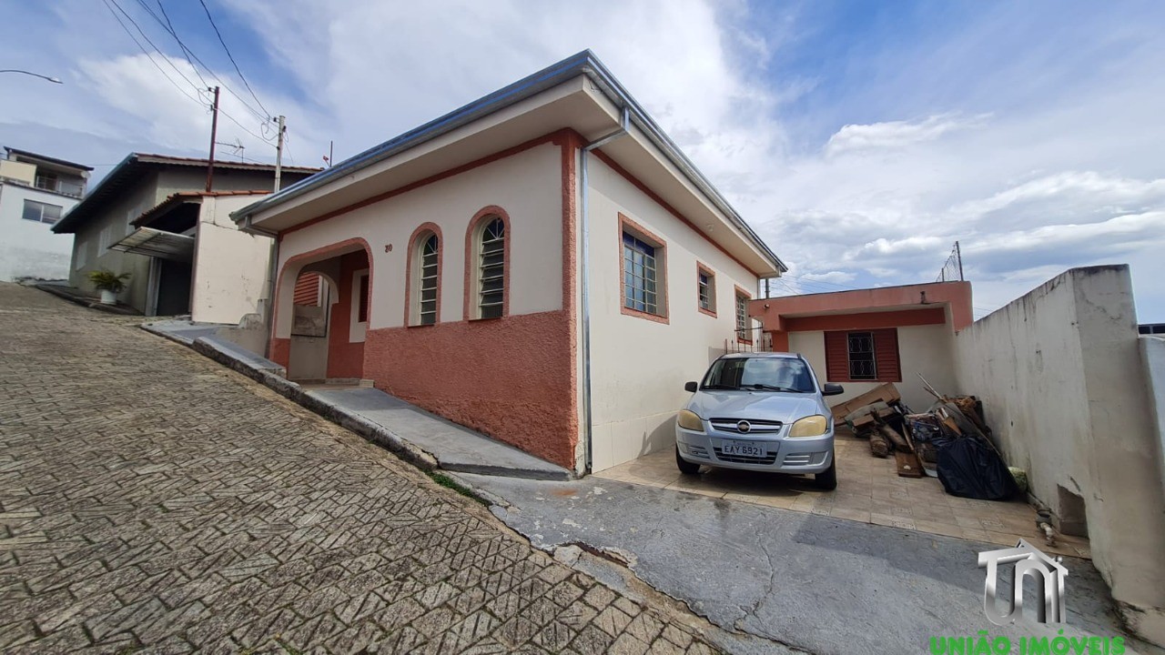 Imóvel de alto padrão à venda em localização privilegiada: Casa com 3 quartos, 1 sala, 1 banheiro, 3 vagas de garagem.