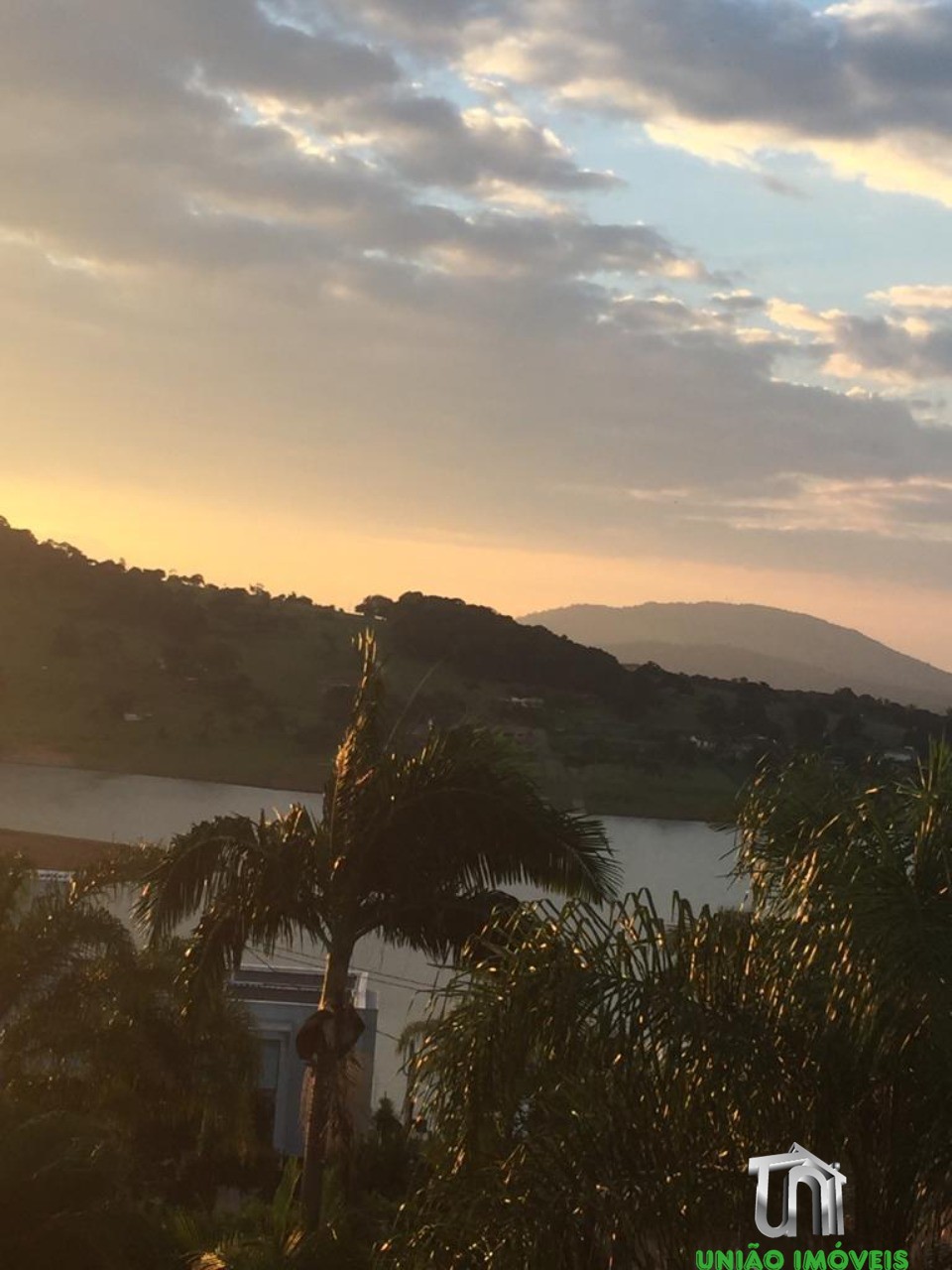 Chácara à venda em Bragança Paulista-SP: 3 quartos, suíte, vista deslumbrante em Jardim Panorama II. Venha conhecer!