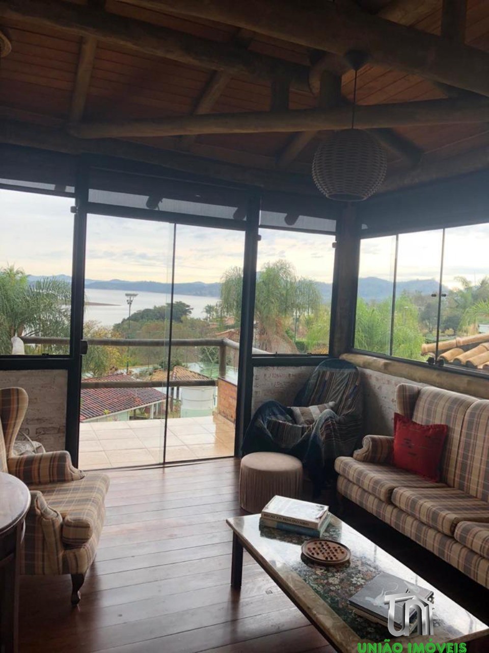 Chácara à venda em Bragança Paulista-SP: 3 quartos, suíte, vista deslumbrante em Jardim Panorama II. Venha conhecer!