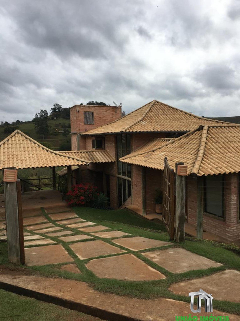 Chácara à venda em Bragança Paulista-SP: 3 quartos, suíte, vista deslumbrante em Jardim Panorama II. Venha conhecer!