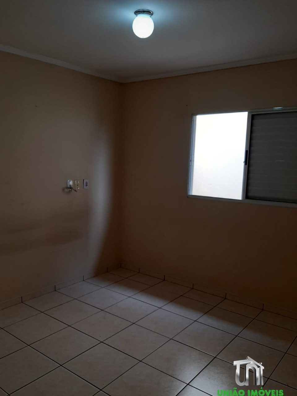 Casa à venda em Bragança Paulista-SP: 2 quartos, 1 sala, 2 banheiros, 2 vagas. Conforto e praticidade para sua família!