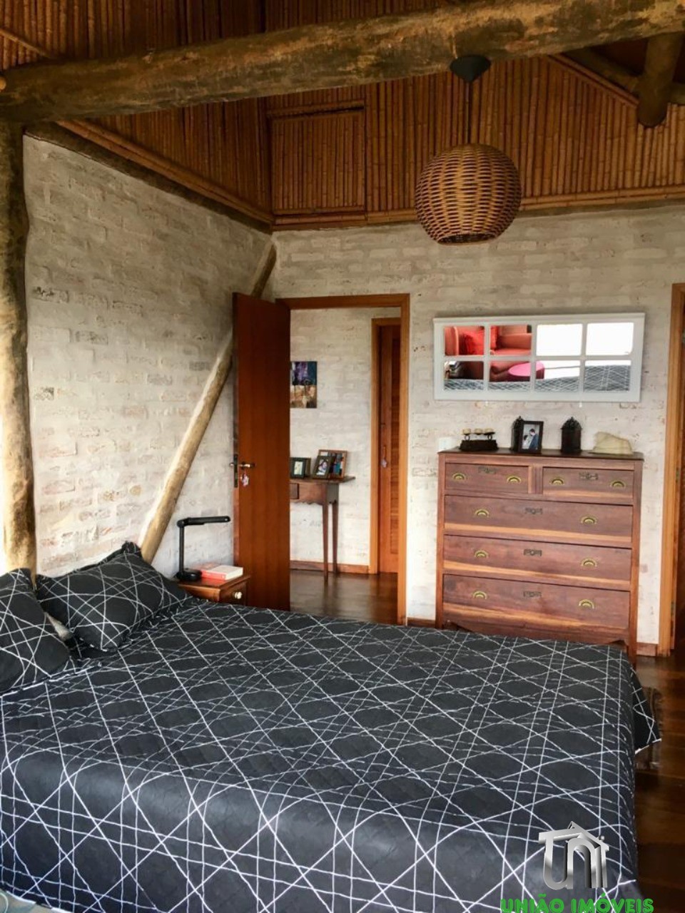Chácara à venda em Bragança Paulista-SP: 3 quartos, suíte, vista deslumbrante em Jardim Panorama II. Venha conhecer!