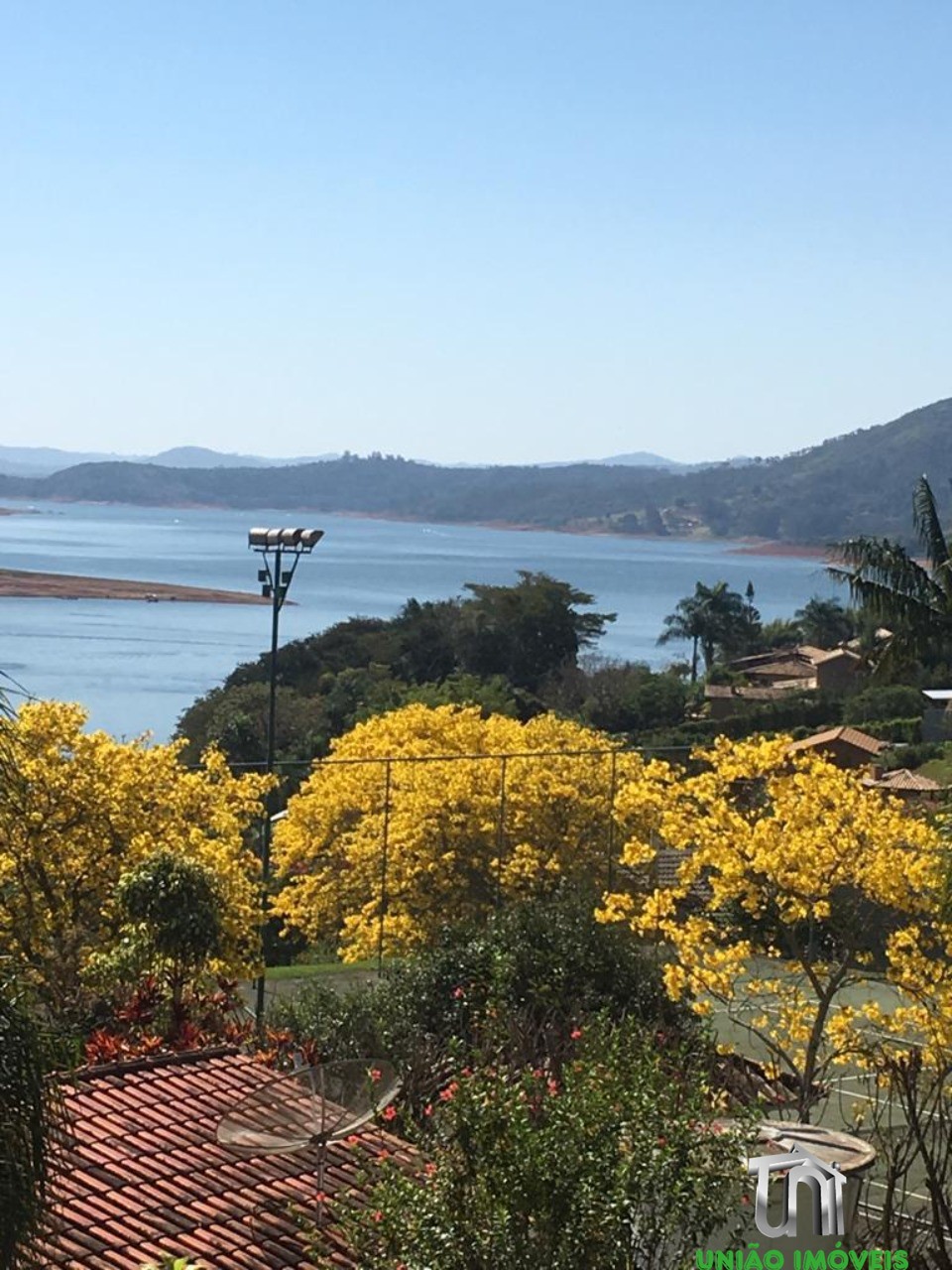 Chácara à venda em Bragança Paulista-SP: 3 quartos, suíte, vista deslumbrante em Jardim Panorama II. Venha conhecer!