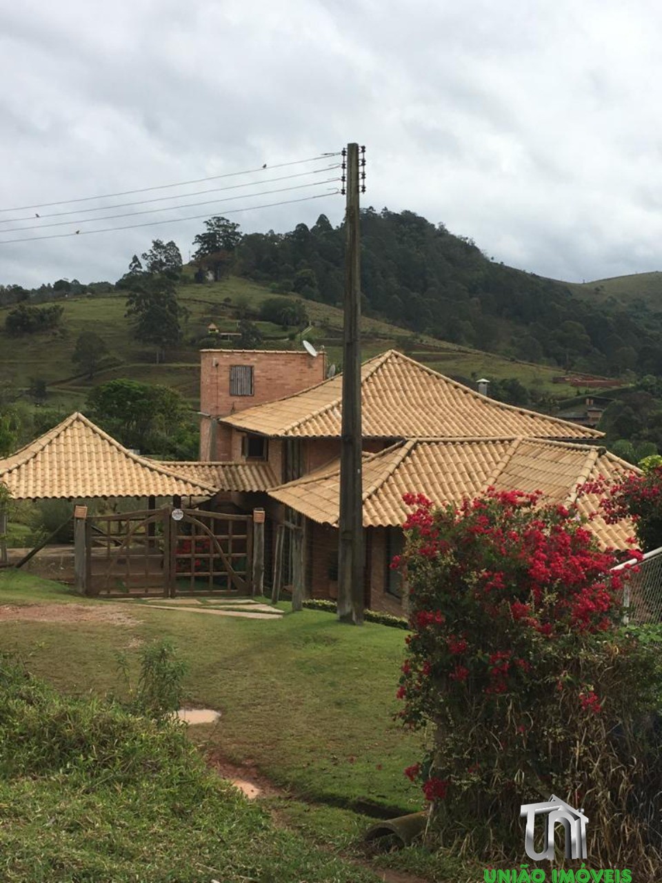 Chácara à venda em Bragança Paulista-SP: 3 quartos, suíte, vista deslumbrante em Jardim Panorama II. Venha conhecer!