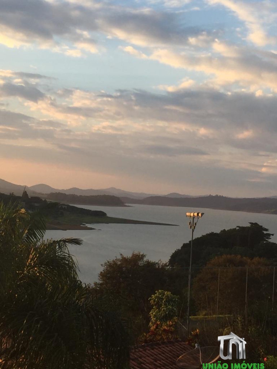 Chácara à venda em Bragança Paulista-SP: 3 quartos, suíte, vista deslumbrante em Jardim Panorama II. Venha conhecer!