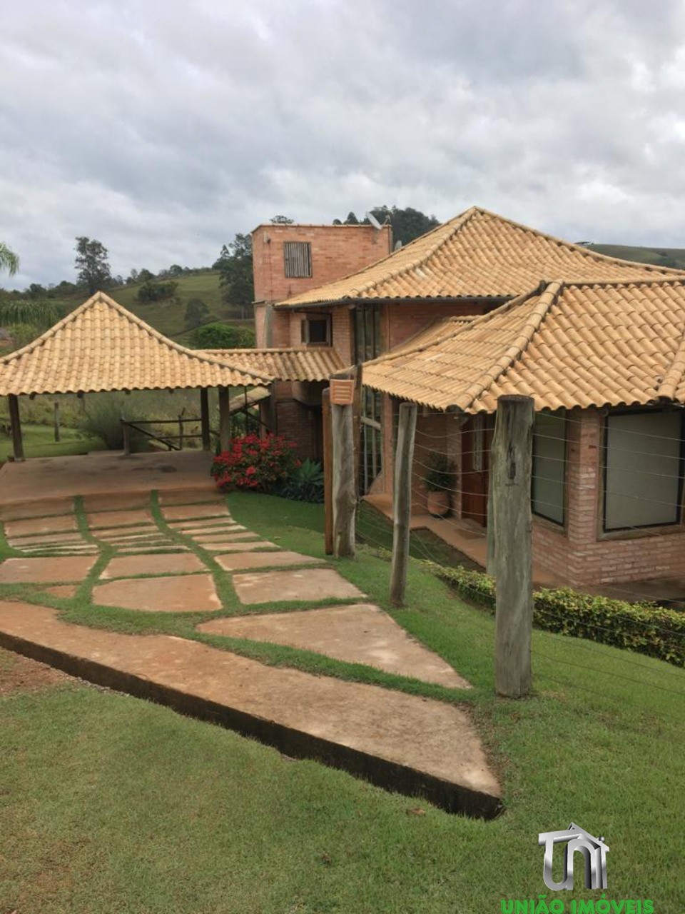 Chácara à venda em Bragança Paulista-SP: 3 quartos, suíte, vista deslumbrante em Jardim Panorama II. Venha conhecer!