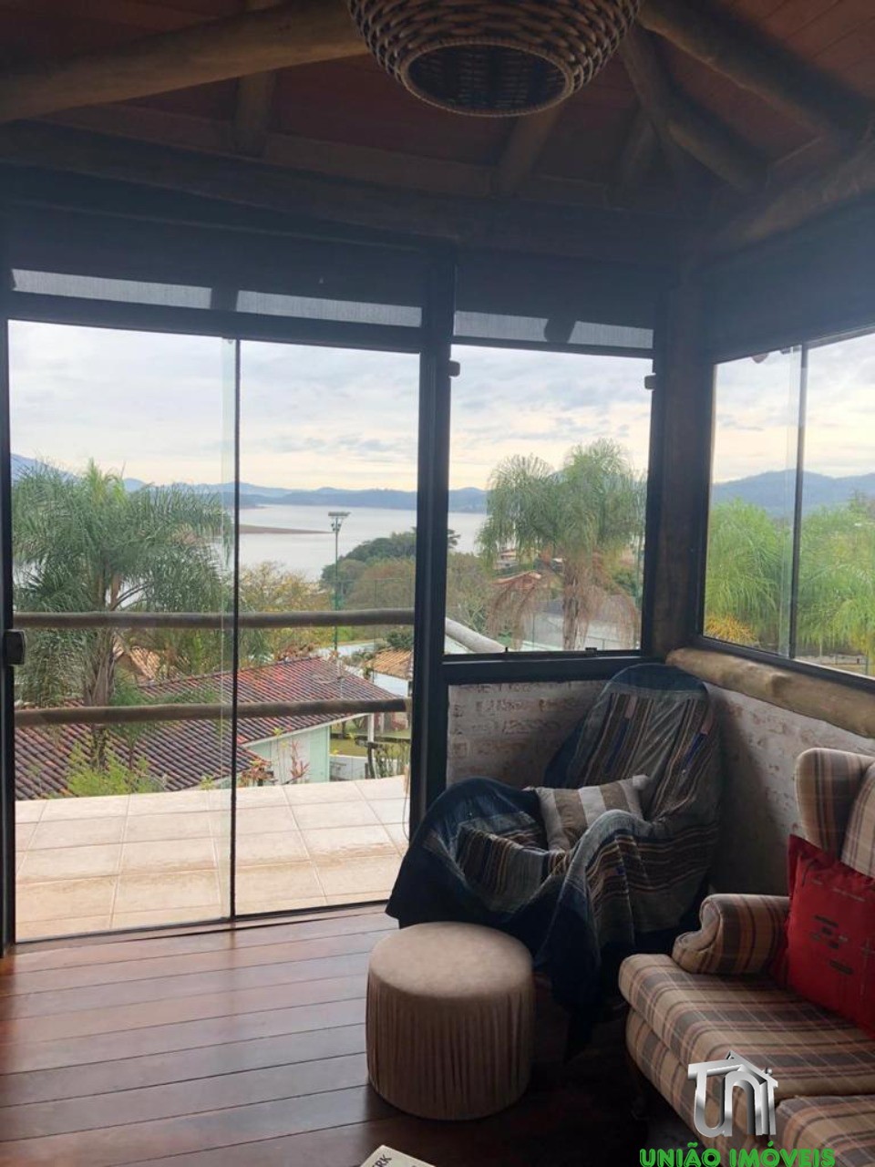Chácara à venda em Bragança Paulista-SP: 3 quartos, suíte, vista deslumbrante em Jardim Panorama II. Venha conhecer!