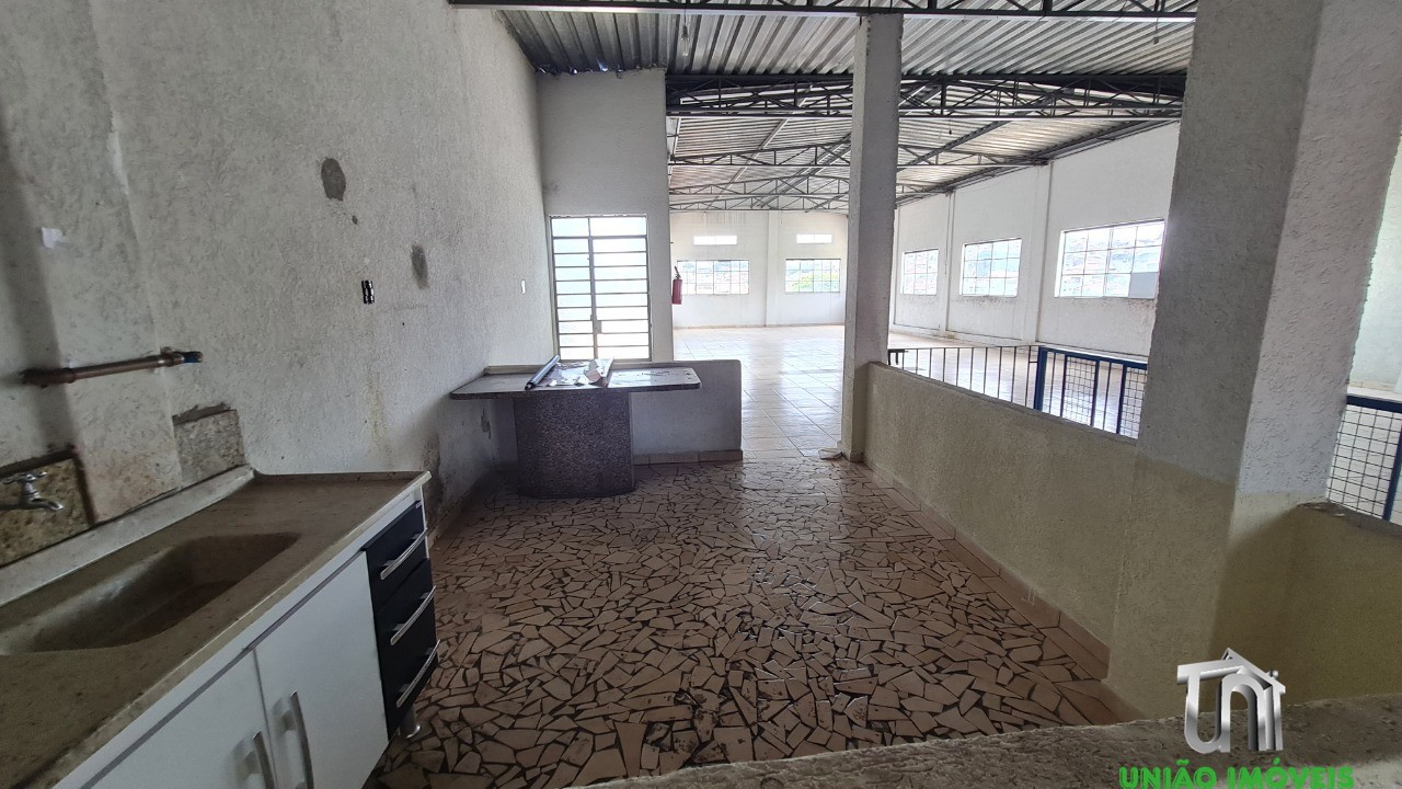 Salão Comercial para Locação em Bragança Paulista-SP, Bairro Matadouro: 1 Sala, 2 Banheiros, 245m² de Área.