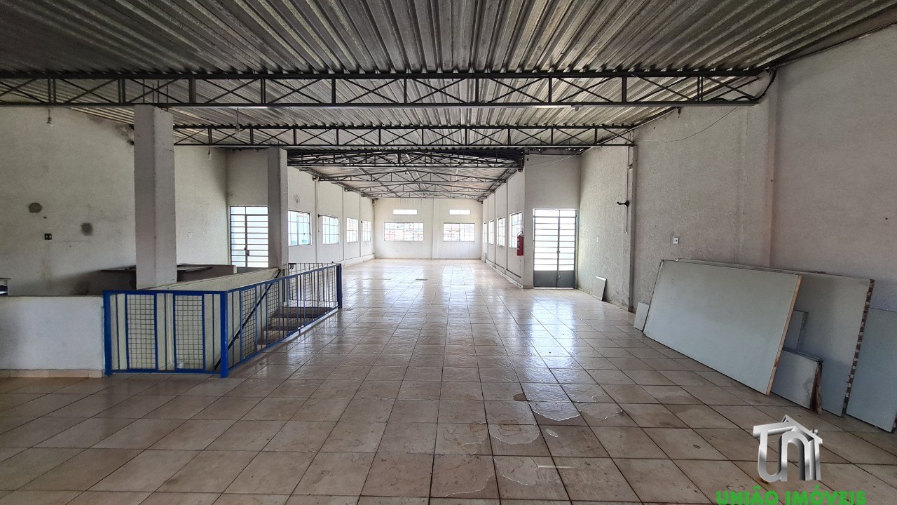 Salão Comercial para Locação em Bragança Paulista-SP, Bairro Matadouro: 1 Sala, 2 Banheiros, 245m² de Área.