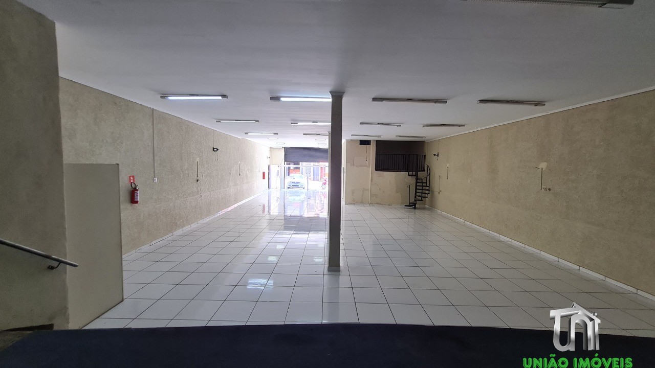 Salão Comercial para Locação em Bragança Paulista-SP, Bairro Matadouro: 1 Sala, 2 Banheiros, 232m² de Área