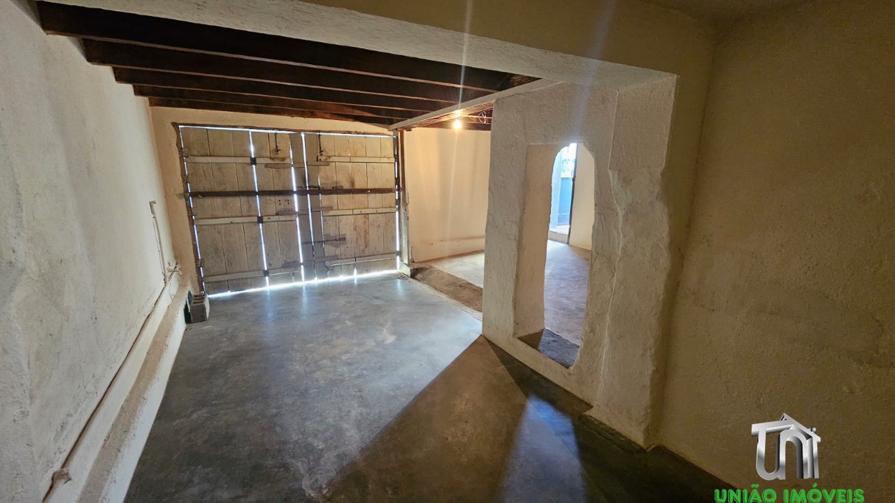 Encantadora Casa para Locação na Vila Aparecida, Bragança Paulista-SP: 2 Quartos, Sala, Banheiro, Garagem e 100m² de Área!