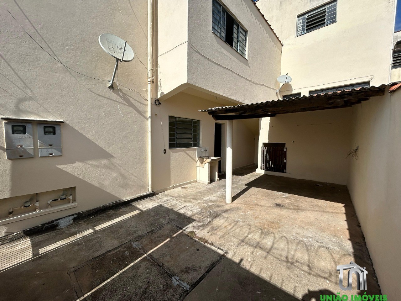 Casa para locação: encante-se com esta residência de 2 quart