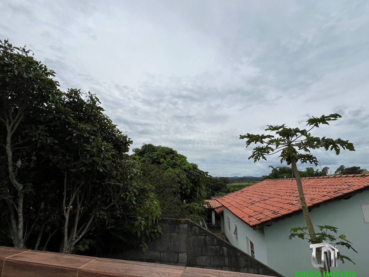 Chácara com Casa e Piscina em Bragança Paulista-SP: 2 Quartos, 1 Suíte, 1 Sala, 2 Banheiros, 2 Vagas de Garagem, 110m²! Venda!