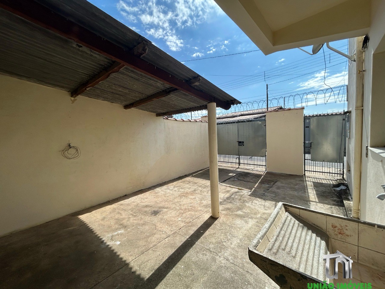Casa para locação: encante-se com esta residência de 2 quart