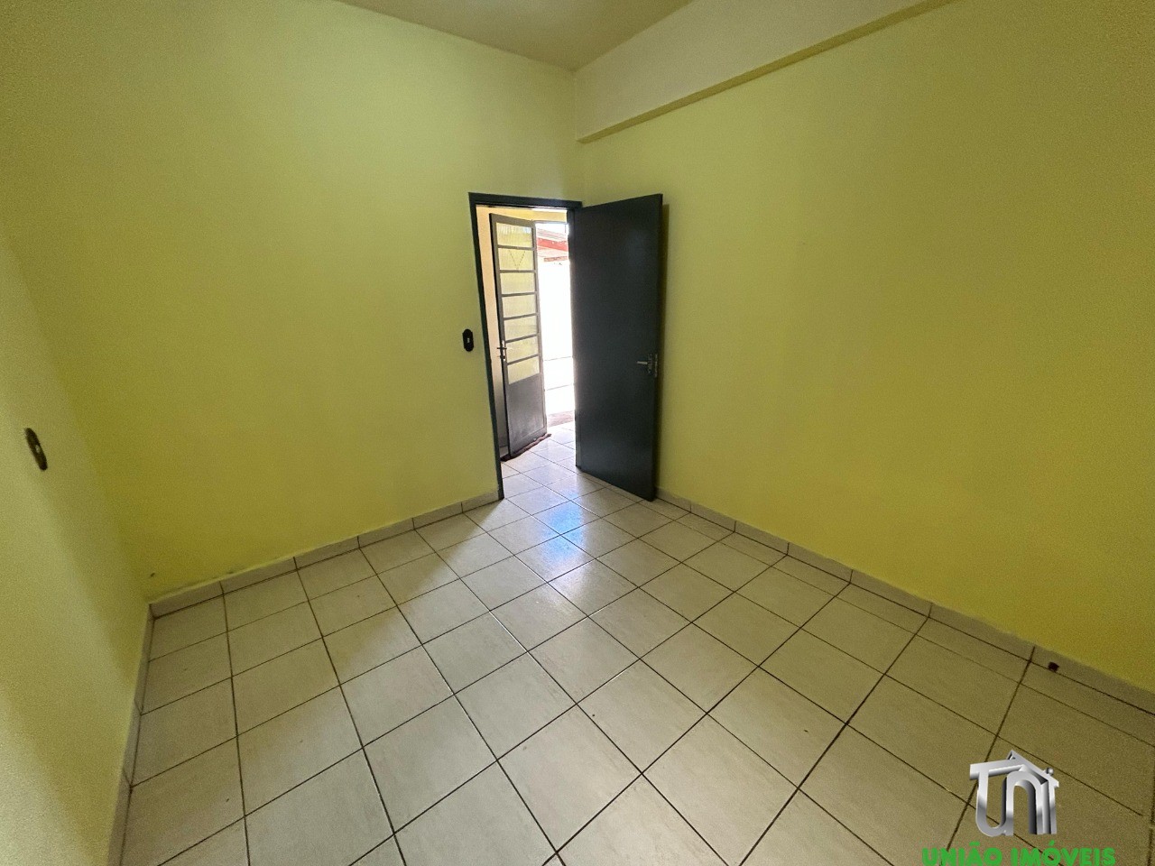 Casa para locação: encante-se com esta residência de 2 quart