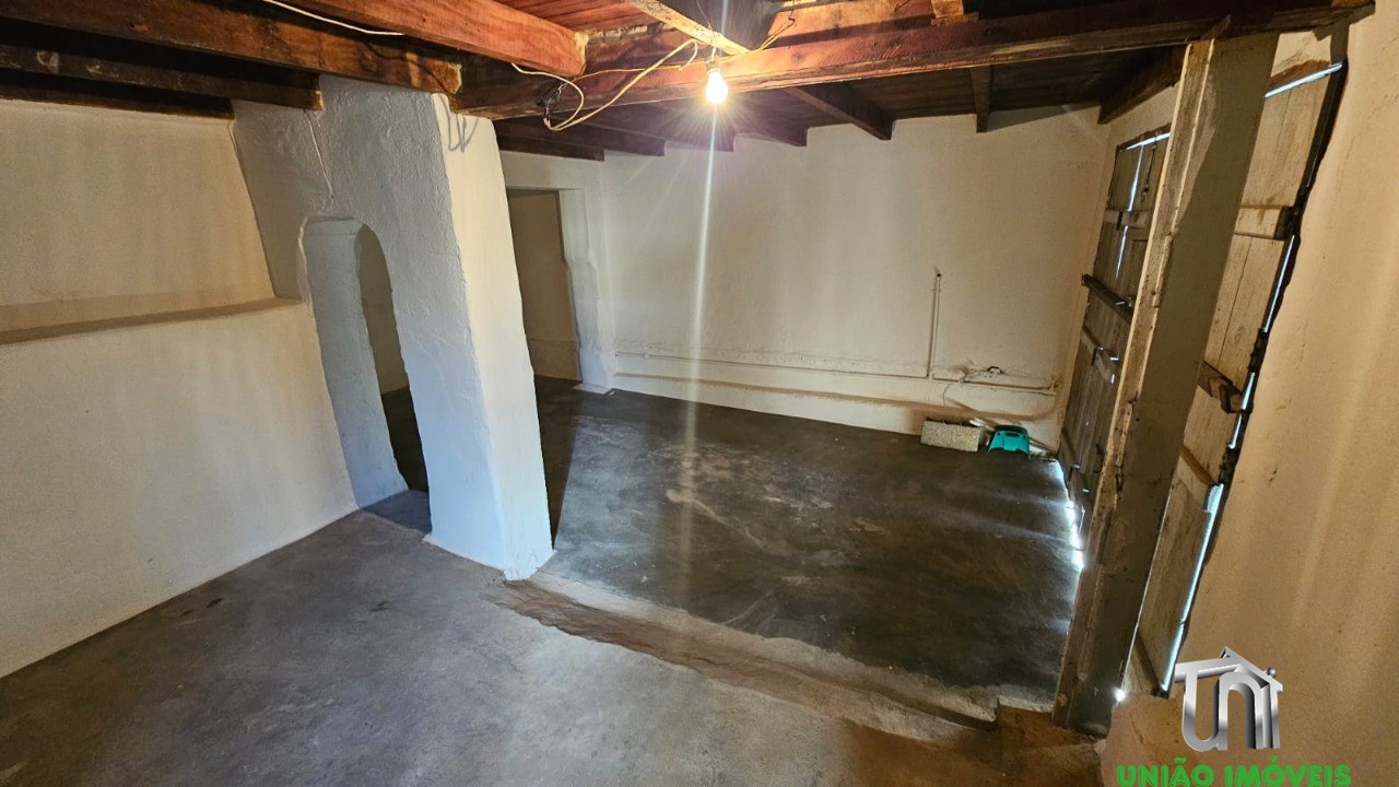 Encantadora Casa para Locação na Vila Aparecida, Bragança Paulista-SP: 2 Quartos, Sala, Banheiro, Garagem e 100m² de Área!