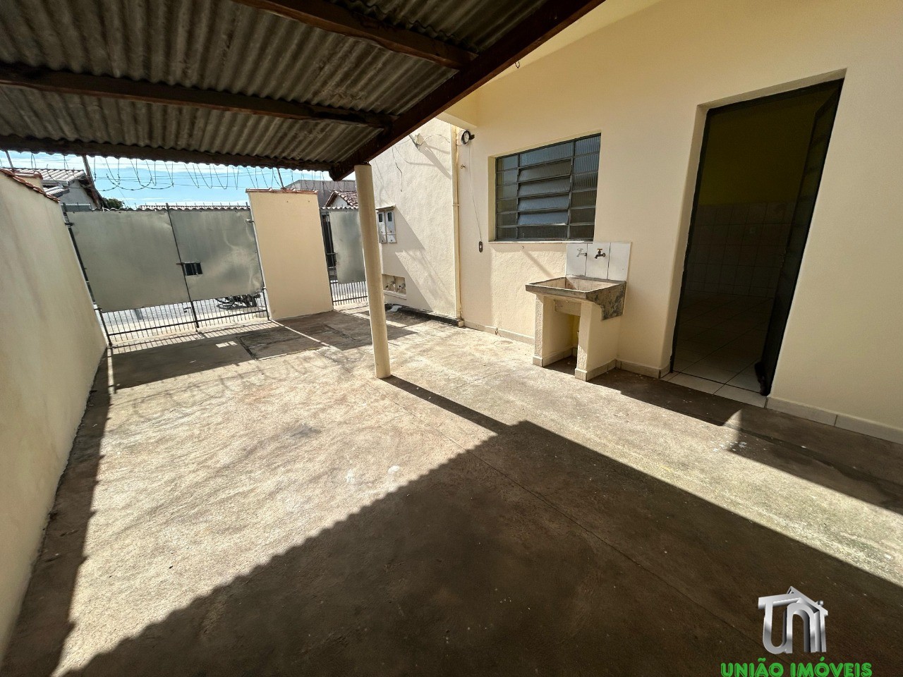 Casa para locação: encante-se com esta residência de 2 quart