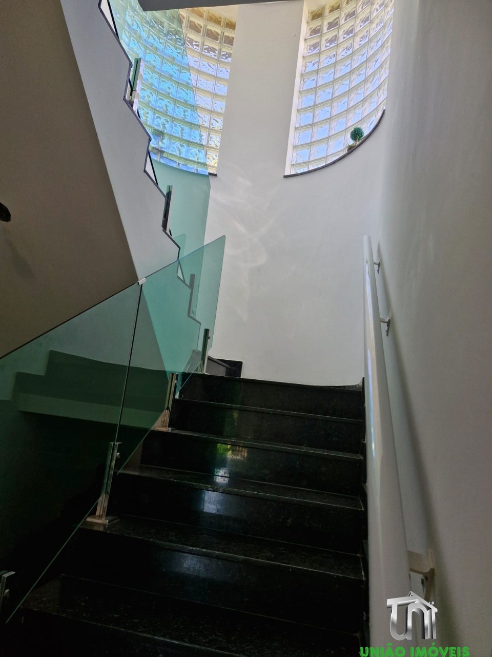 Casa de Alto Padrão à Venda em Bragança Paulista-SP: 7 quartos, 6 suítes, 3 salas, 4 banheiros, 3 vagas de garagem, 530m² de área!
