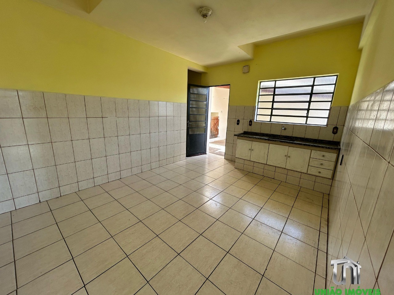 Casa para locação: encante-se com esta residência de 2 quart
