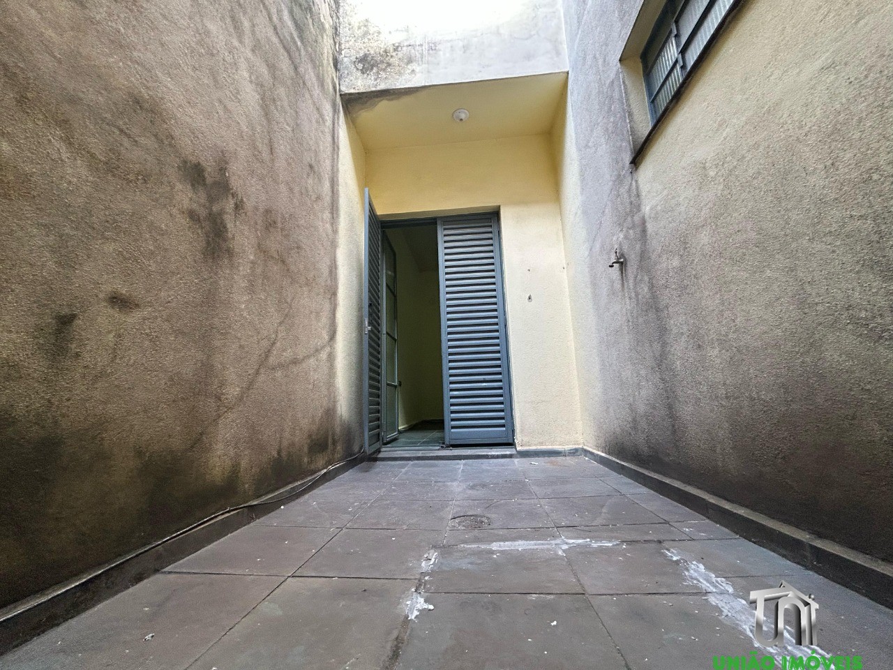 Casa para locação: encante-se com esta residência de 2 quart
