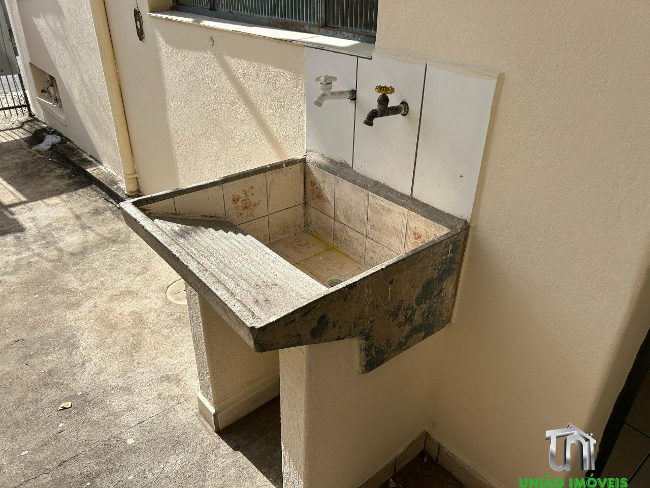 Casa para locação: encante-se com esta residência de 2 quart