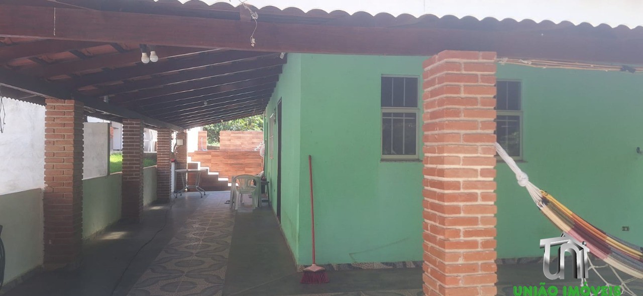Chácara com Casa e Piscina em Bragança Paulista-SP: 2 Quartos, 1 Suíte, 1 Sala, 2 Banheiros, 2 Vagas de Garagem, 110m²! Venda!