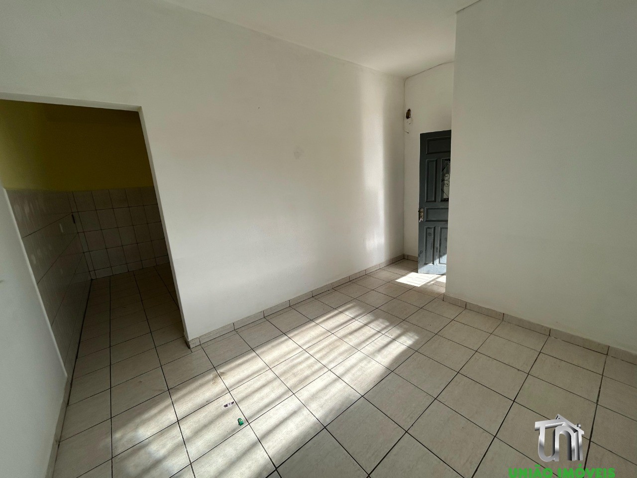 Casa para locação: encante-se com esta residência de 2 quart
