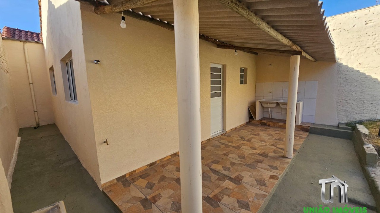Encantadora Casa para Locação na Vila Aparecida, Bragança Paulista-SP: 2 Quartos, Sala, Banheiro, Garagem e 100m² de Área!
