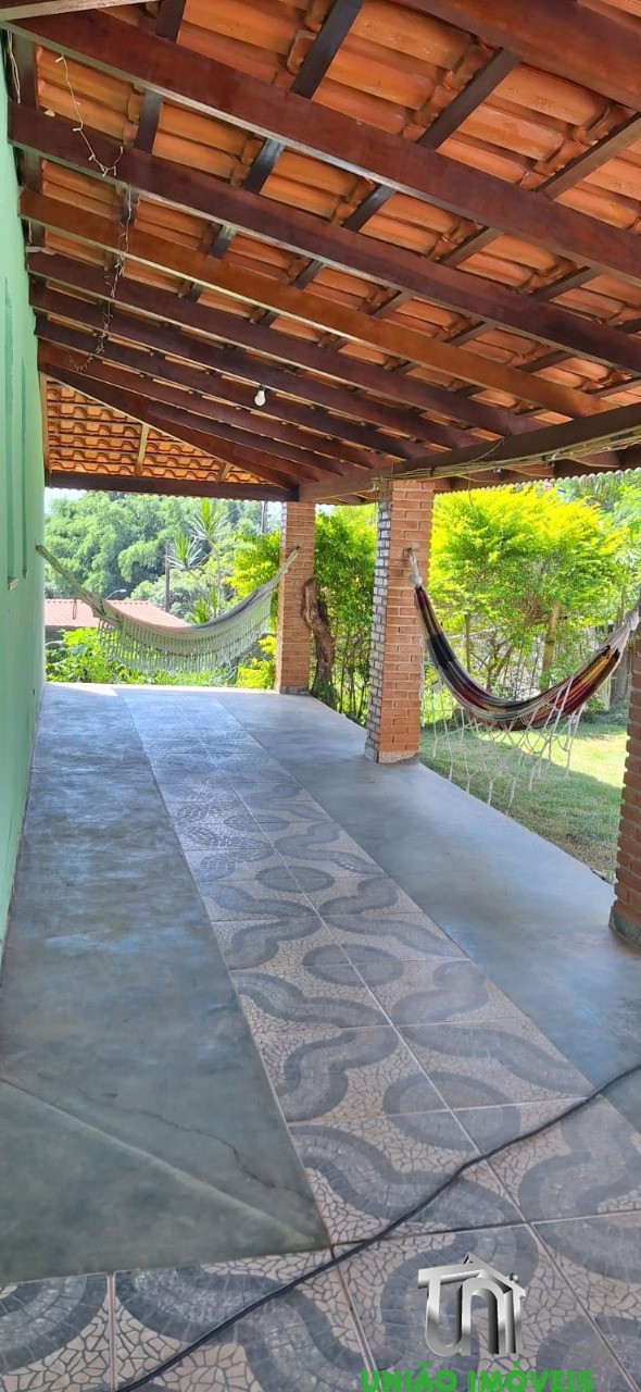 Chácara com Casa e Piscina em Bragança Paulista-SP: 2 Quartos, 1 Suíte, 1 Sala, 2 Banheiros, 2 Vagas de Garagem, 110m²! Venda!