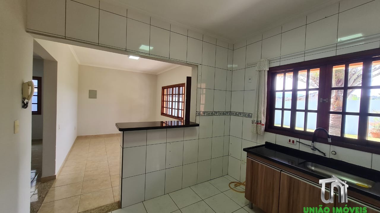 Casa à Venda no Residencial das Ilhas em Braganca Paulista-SP: 3 Suítes, 1 Sala, 5 Banheiros no total, 4 Vagas de Garagem!