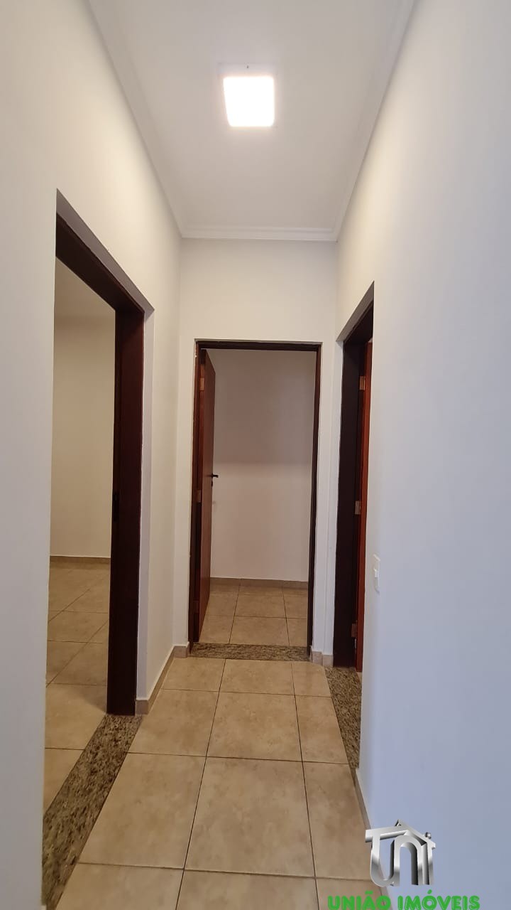 Casa à Venda no Residencial das Ilhas em Braganca Paulista-SP: 3 Suítes, 1 Sala, 5 Banheiros no total, 4 Vagas de Garagem!