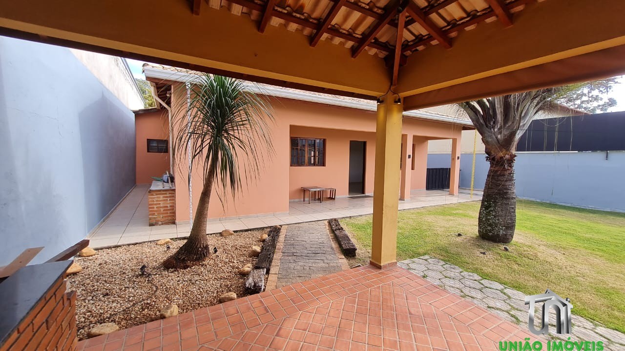 Casa à Venda no Residencial das Ilhas em Braganca Paulista-SP: 3 Suítes, 1 Sala, 5 Banheiros no total, 4 Vagas de Garagem!