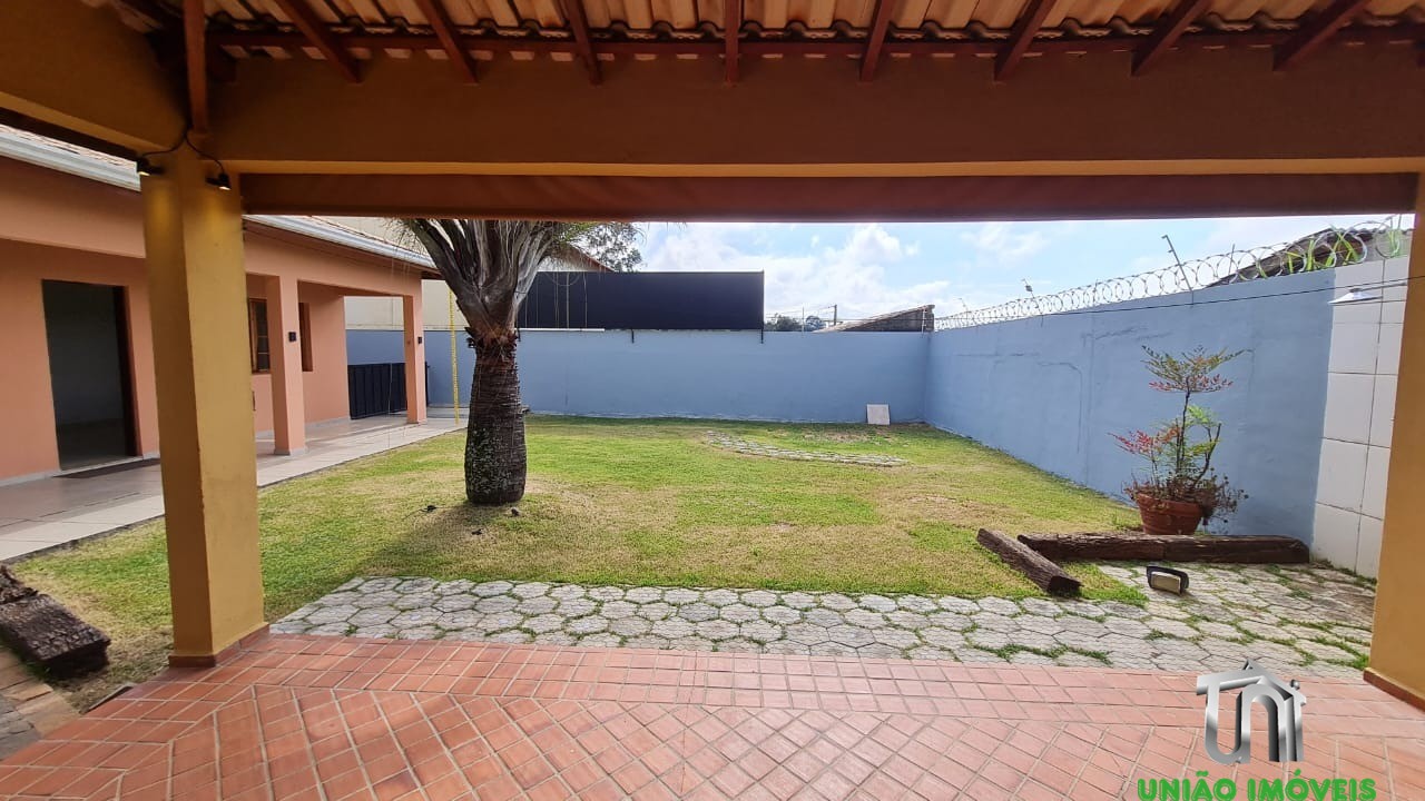 Casa à Venda no Residencial das Ilhas em Braganca Paulista-SP: 3 Suítes, 1 Sala, 5 Banheiros no total, 4 Vagas de Garagem!