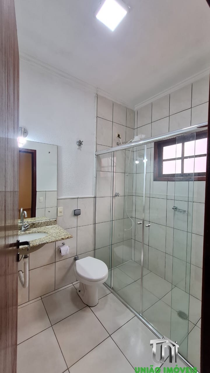 Casa à Venda no Residencial das Ilhas em Braganca Paulista-SP: 3 Suítes, 1 Sala, 5 Banheiros no total, 4 Vagas de Garagem!