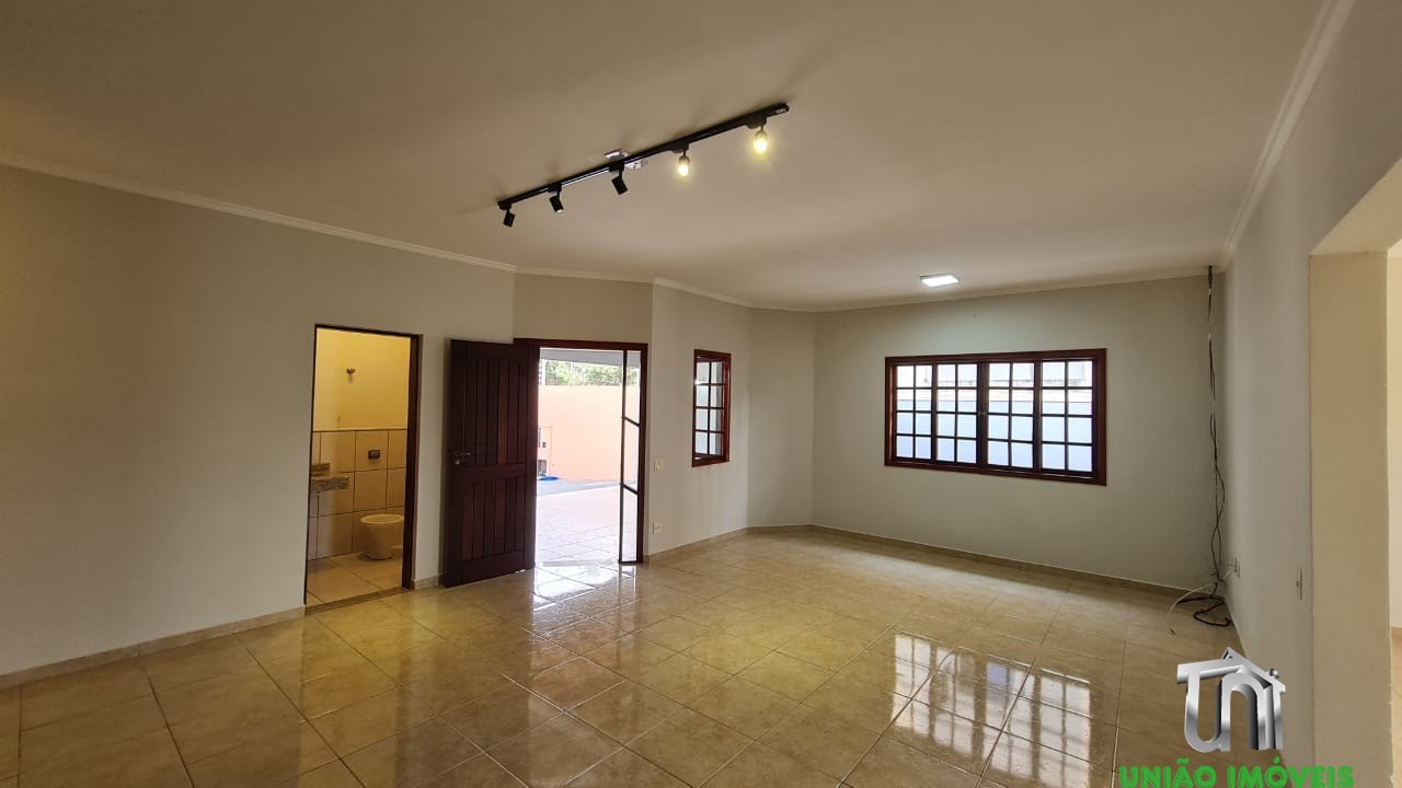 Casa à Venda no Residencial das Ilhas em Braganca Paulista-SP: 3 Suítes, 1 Sala, 5 Banheiros no total, 4 Vagas de Garagem!