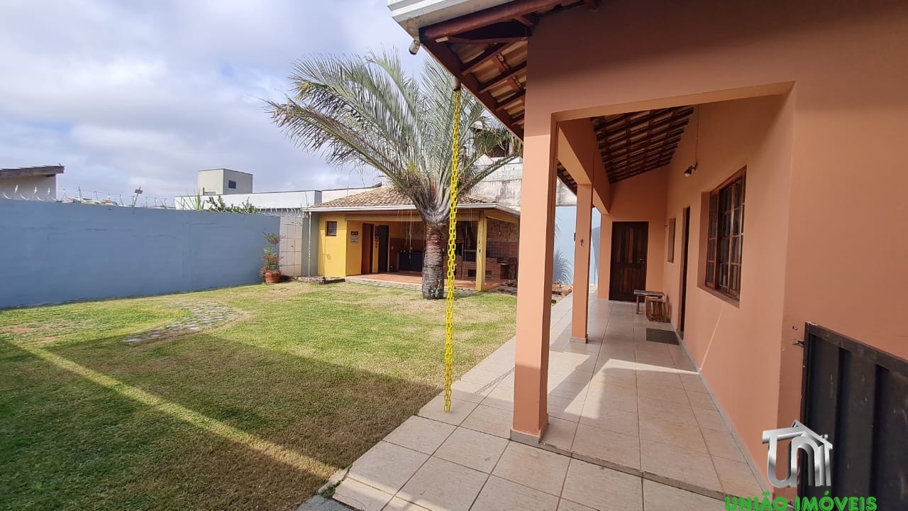 Casa à Venda no Residencial das Ilhas em Braganca Paulista-SP: 3 Suítes, 1 Sala, 5 Banheiros no total, 4 Vagas de Garagem!