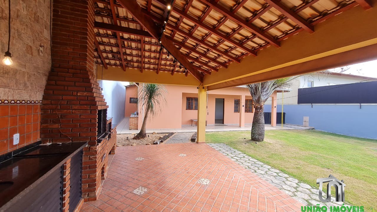 Casa à Venda no Residencial das Ilhas em Braganca Paulista-SP: 3 Suítes, 1 Sala, 5 Banheiros no total, 4 Vagas de Garagem!