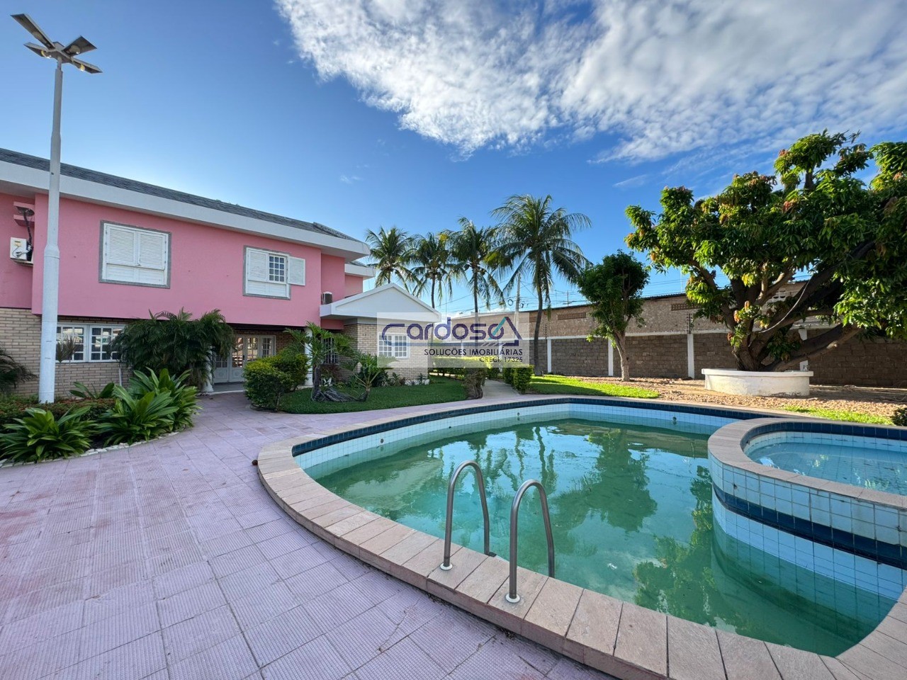 Casa para alugar com 4 quartos, 1600m² - Foto 1