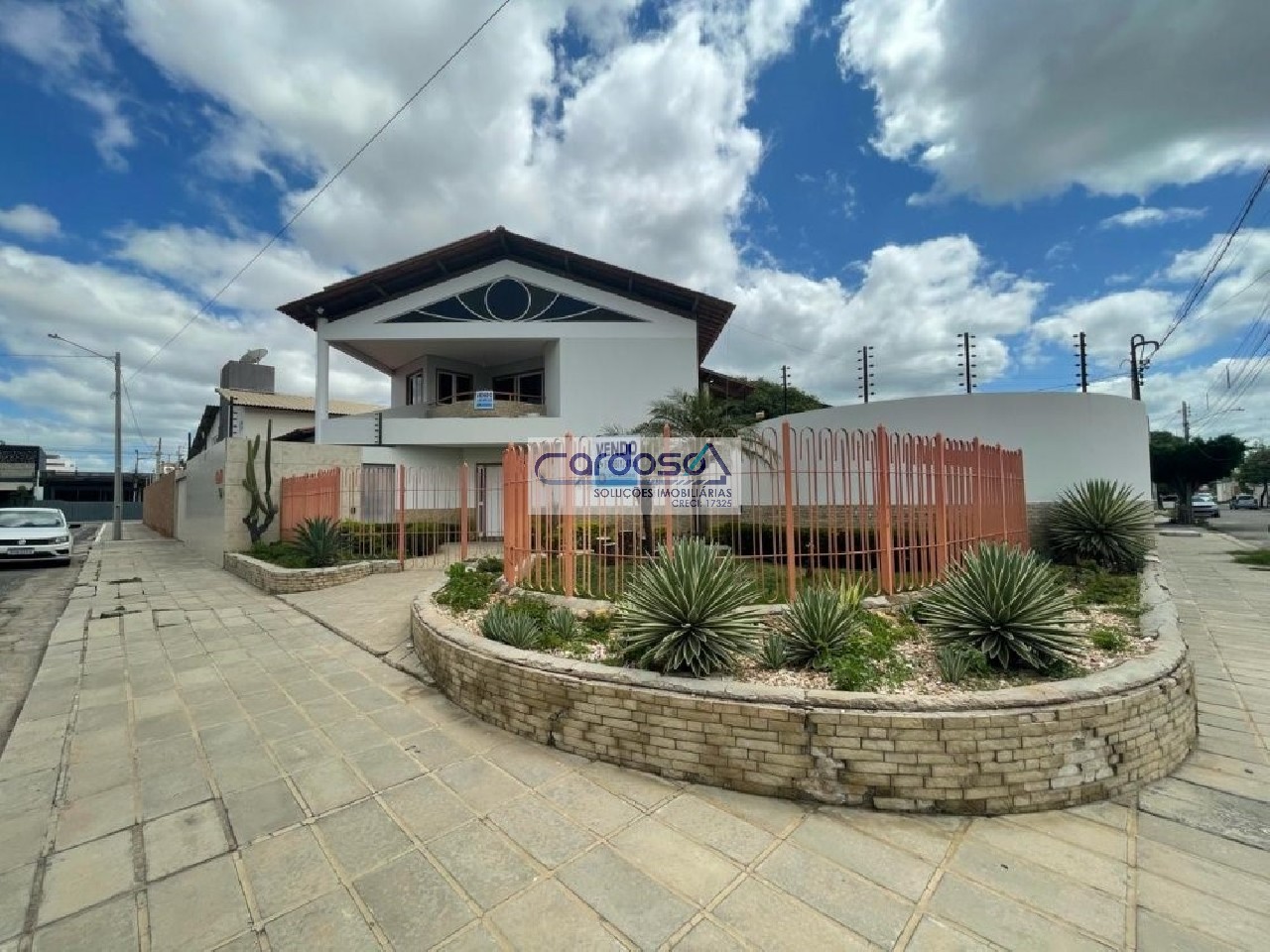 Casa à venda com 7 quartos, 320m² - Foto 1