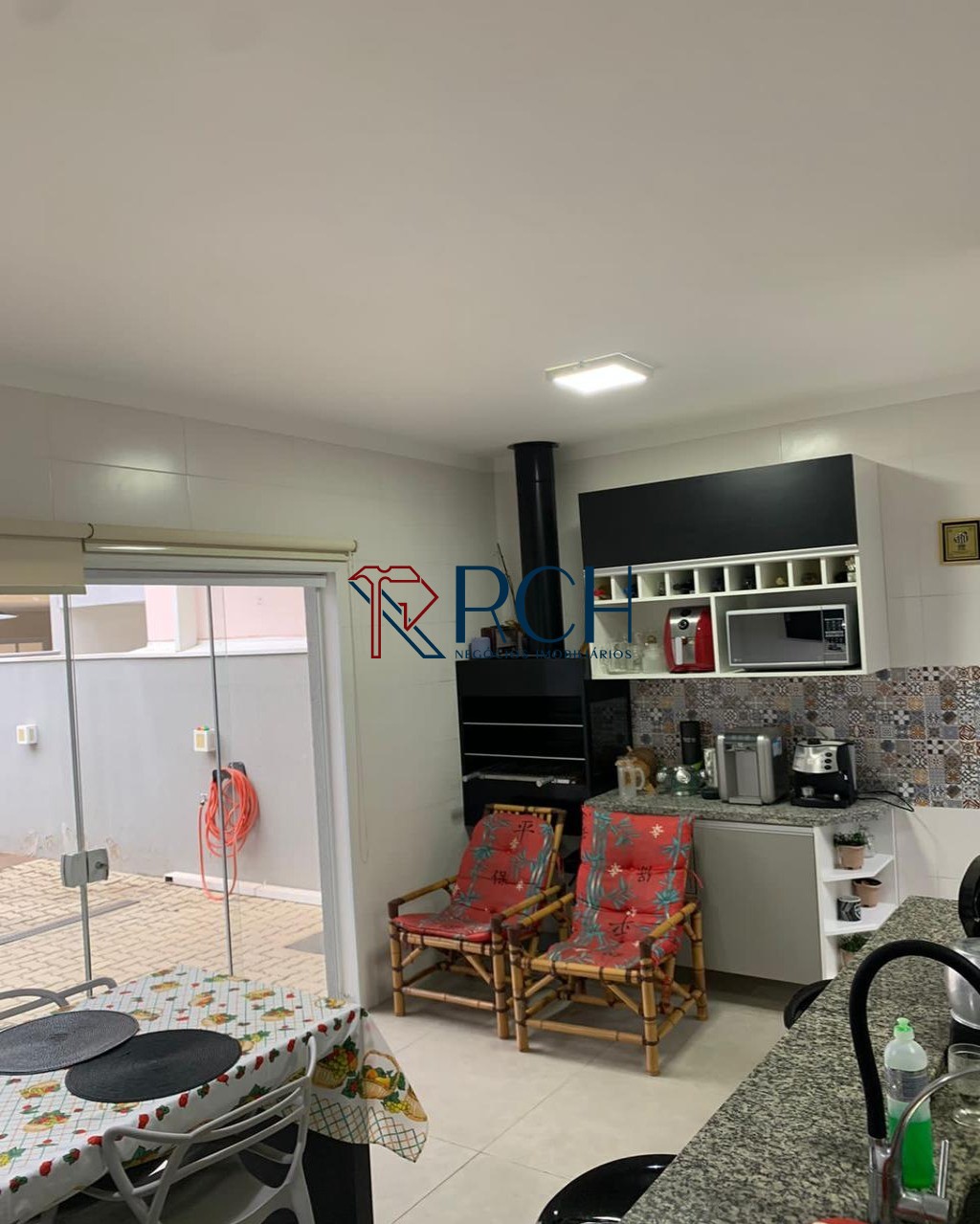 Casa de condomínio com 3 quartos e 4 banheiros à venda, 180 
