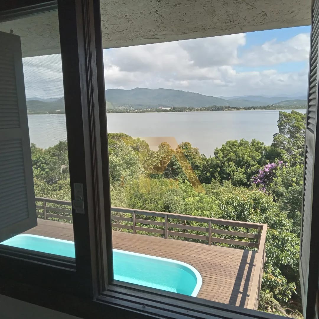 Casa com Piscina e acesso à Lagoa da Ibiraquera Residencial Praia do Rosa