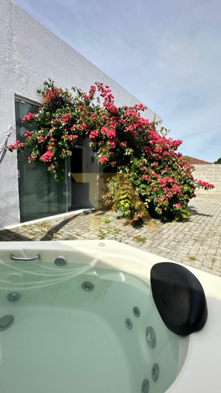 Casa à venda em Garopaba-SC, bairro Encantada: 1 quarto, 2 salas, 1 banheiro, 2 vagas de garagem, 60m² de área, amplo terreno de 700m2, lindo jardim.