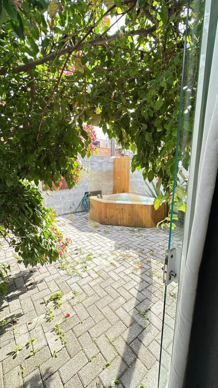 Casa à venda em Garopaba-SC, bairro Encantada: 1 quarto, 2 salas, 1 banheiro, 2 vagas de garagem, 60m² de área, amplo terreno de 700m2, lindo jardim.