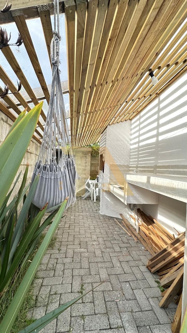 Casa à venda em Garopaba-SC, bairro Encantada: 1 quarto, 2 salas, 1 banheiro, 2 vagas de garagem, 60m² de área, amplo terreno de 700m2, lindo jardim.