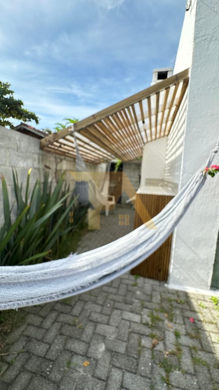 Casa à venda em Garopaba-SC, bairro Encantada: 1 quarto, 2 salas, 1 banheiro, 2 vagas de garagem, 60m² de área, amplo terreno de 700m2, lindo jardim.