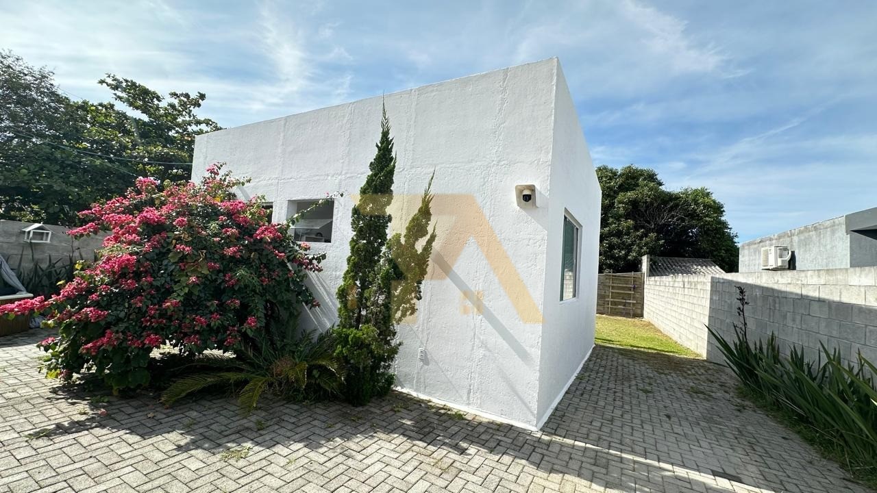Casa à venda em Garopaba-SC, bairro Encantada: 1 quarto, 2 salas, 1 banheiro, 2 vagas de garagem, 60m² de área, amplo terreno de 700m2, lindo jardim.