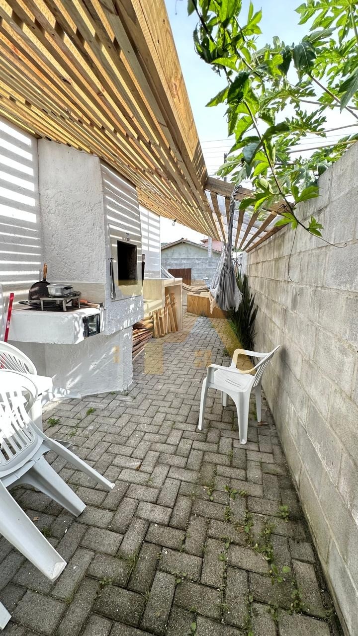 Casa à venda em Garopaba-SC, bairro Encantada: 1 quarto, 2 salas, 1 banheiro, 2 vagas de garagem, 60m² de área, amplo terreno de 700m2, lindo jardim.